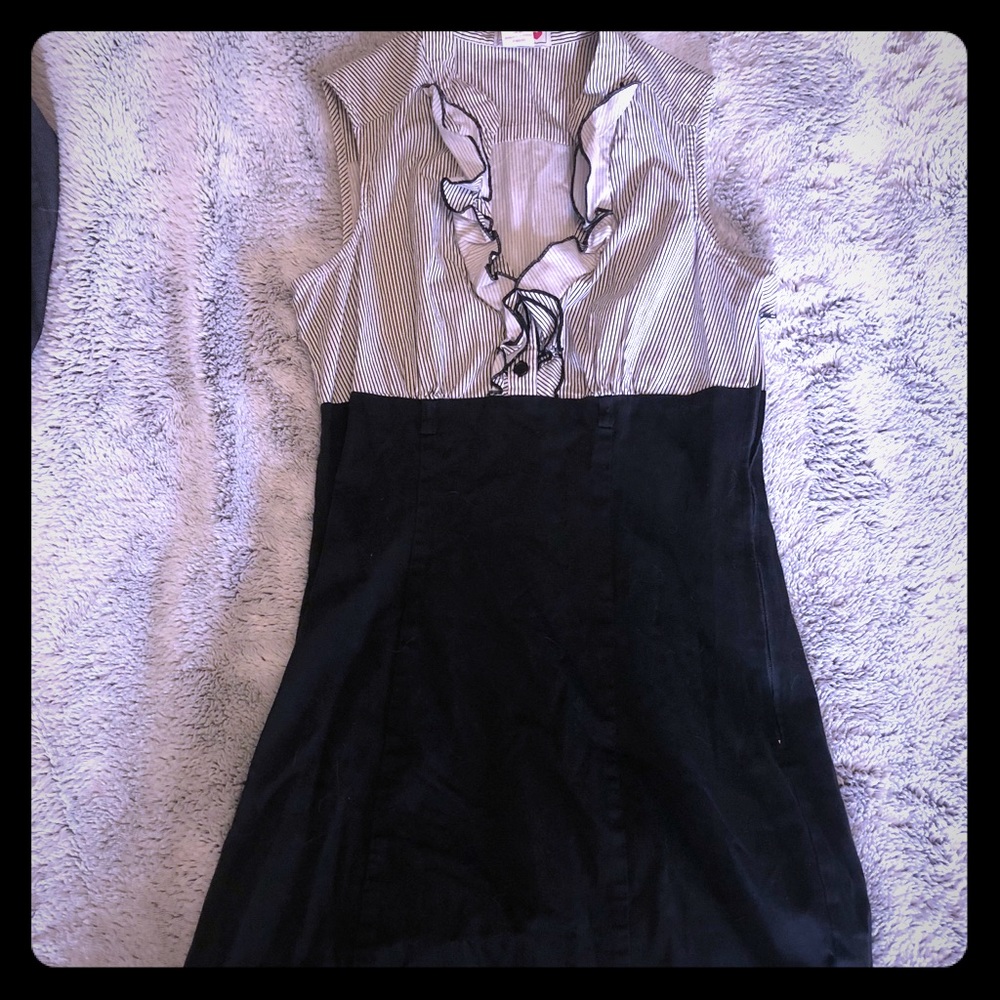 Knee-length dress with ruffle detail